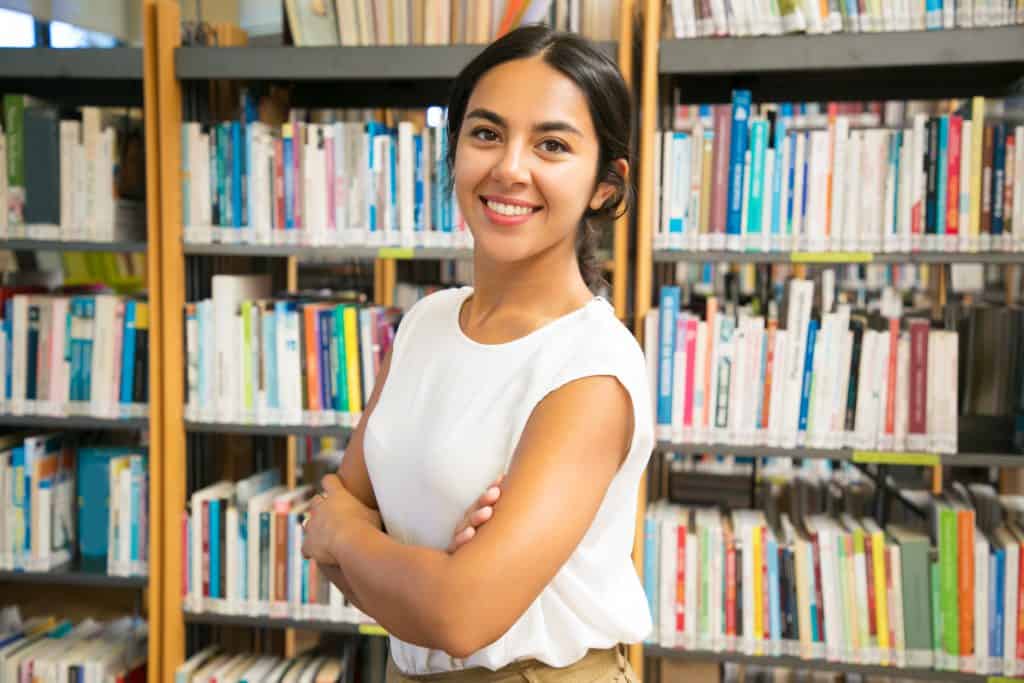 Portrait femme bibliothèque